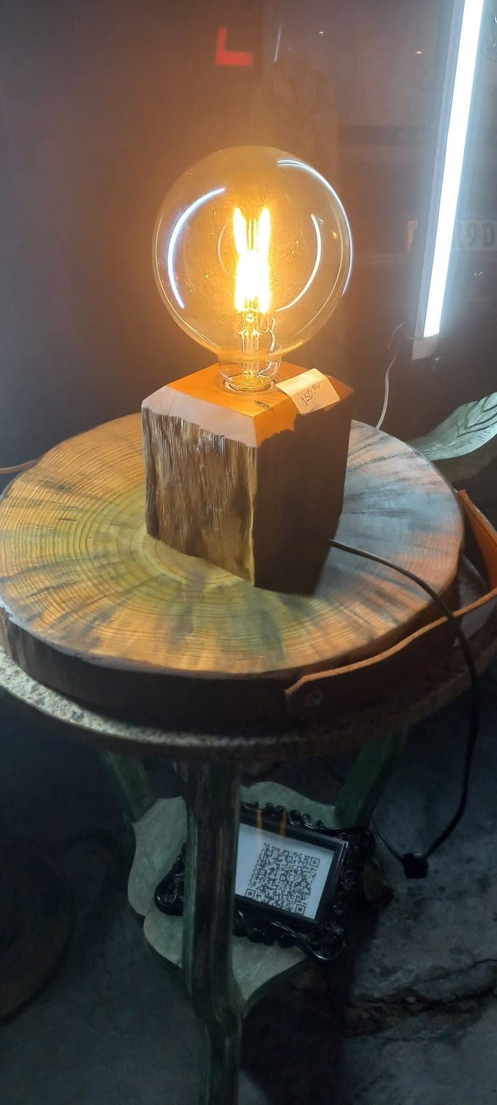 Luminária de bloco de madeira com lâmpada de filamento acesa